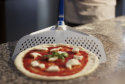 Azzura - Alu Pizzaspade 33x33cm - Med perforeret hoved - Håndtag 60 cm