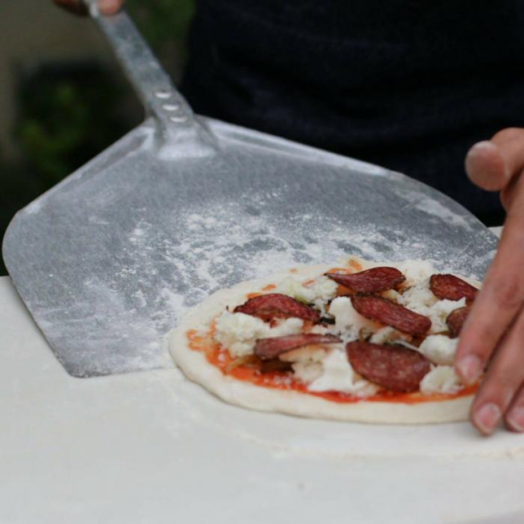 Pizzaspade i aluminium.Hoved: 29x27 cm Håndtag 60 cm