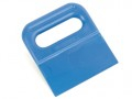 Bordskraber til dej i plast. Dimensions: B:12cm. x H27cm.
